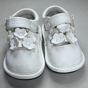 Jack & Lily My‎ Shoes White Leather Floral Mary Jane Baby Shoes 12-18 Months